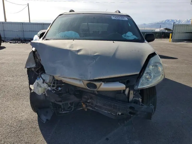 2010 TOYOTA SIENNA LE 8 PASSENGER  
