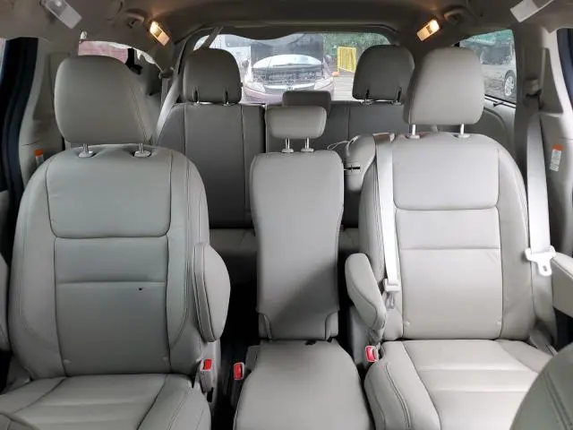 2020 TOYOTA SIENNA XLE  
