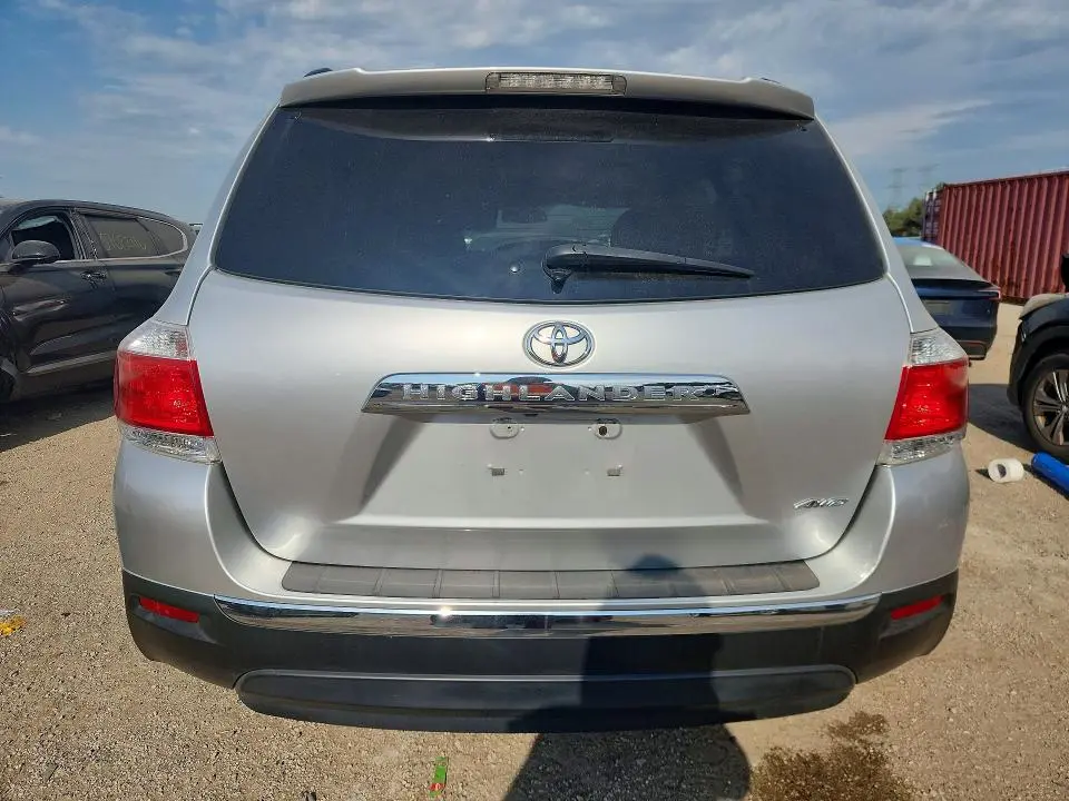 2011 TOYOTA HIGHLANDER SE  