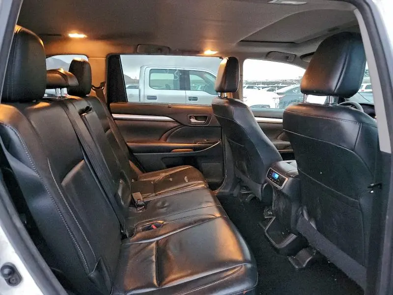 2017 TOYOTA HIGHLANDER SE  