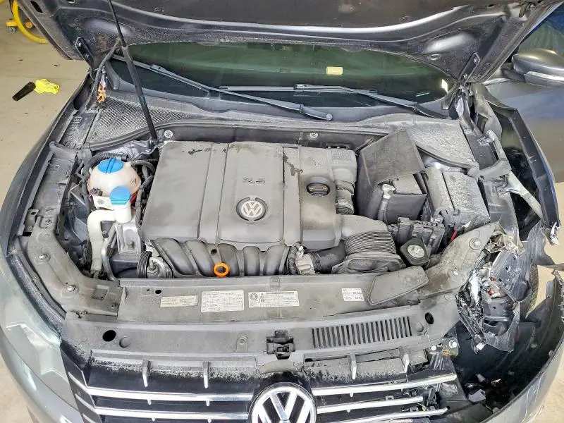 2013 VOLKSWAGEN PASSAT SE  