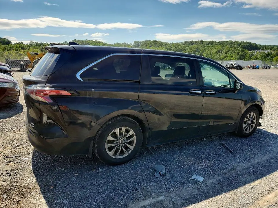 2021 TOYOTA SIENNA XLE  