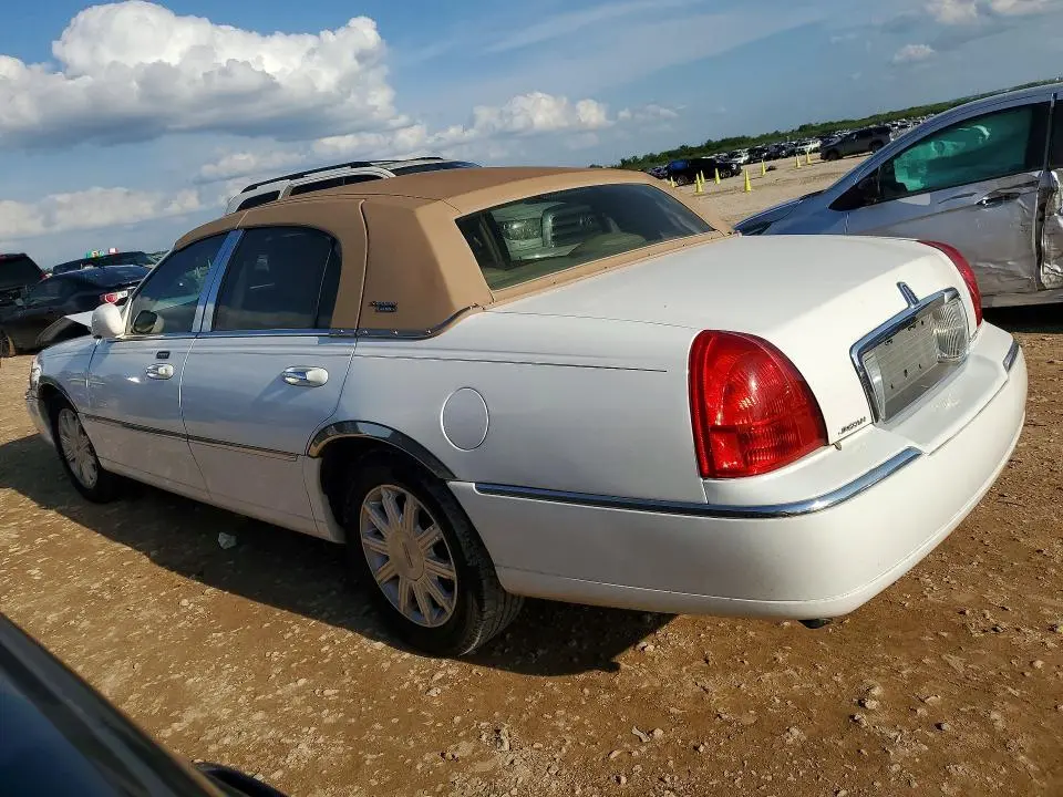 2011 LINCOLN TOWN CAR SIGNATURE LIMITED  