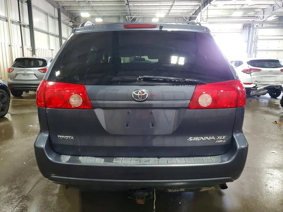 2010 TOYOTA SIENNA XLE  