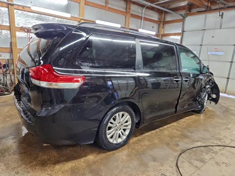 2013 TOYOTA SIENNA XLE  