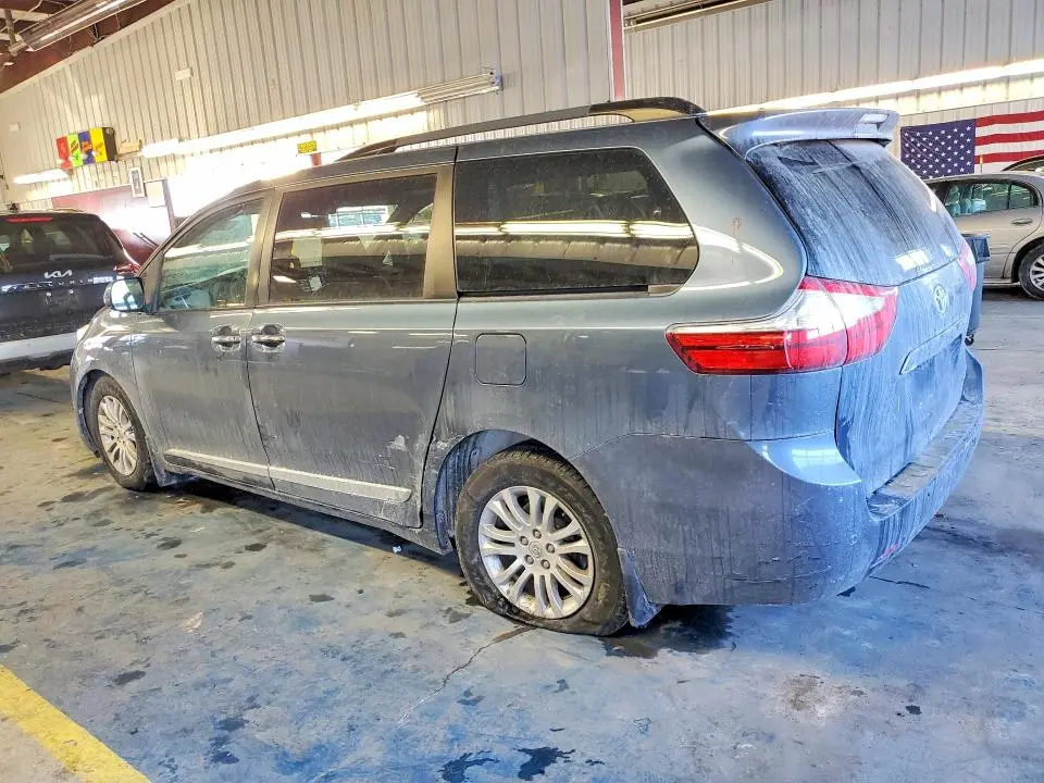 2016 TOYOTA SIENNA XLE  