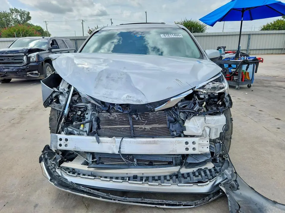 2023 TOYOTA SIENNA XLE  