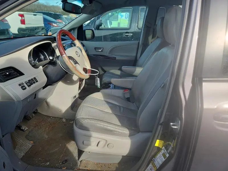 2013 TOYOTA SIENNA XLE  