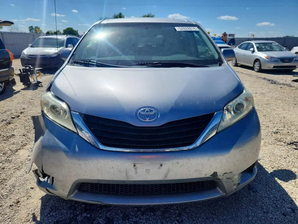 2013 TOYOTA SIENNA LE  