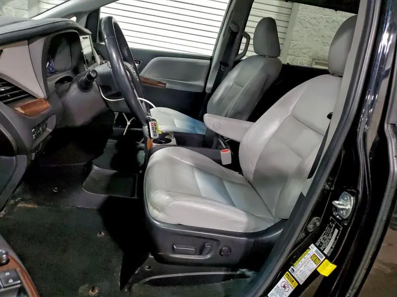 2016 TOYOTA SIENNA XLE  
