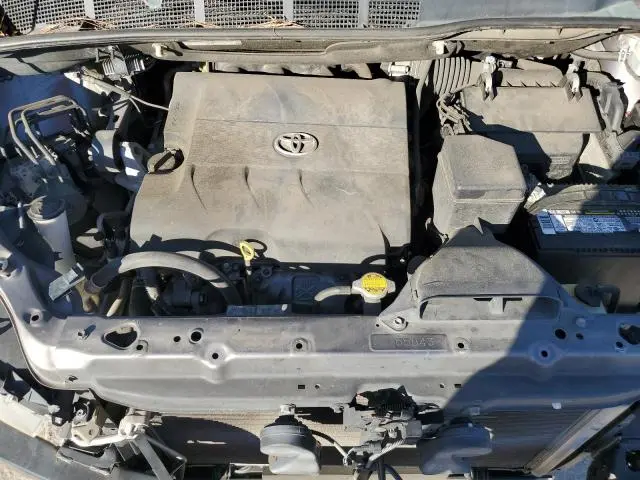 2013 TOYOTA SIENNA LE  