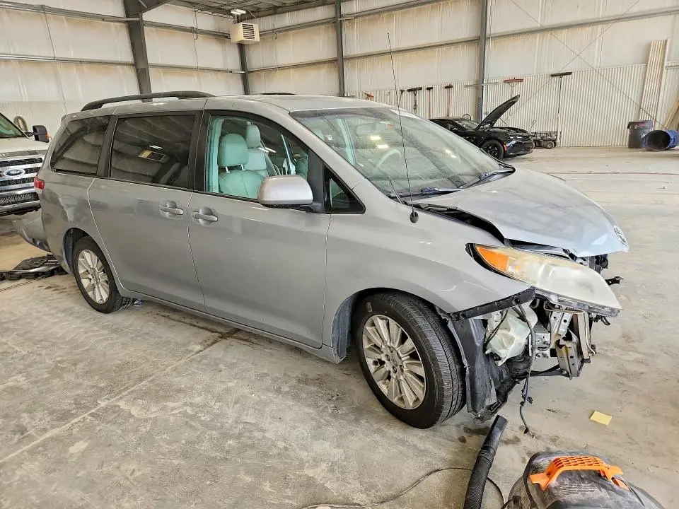 2014 TOYOTA SIENNA XLE 7-PASSENGER  