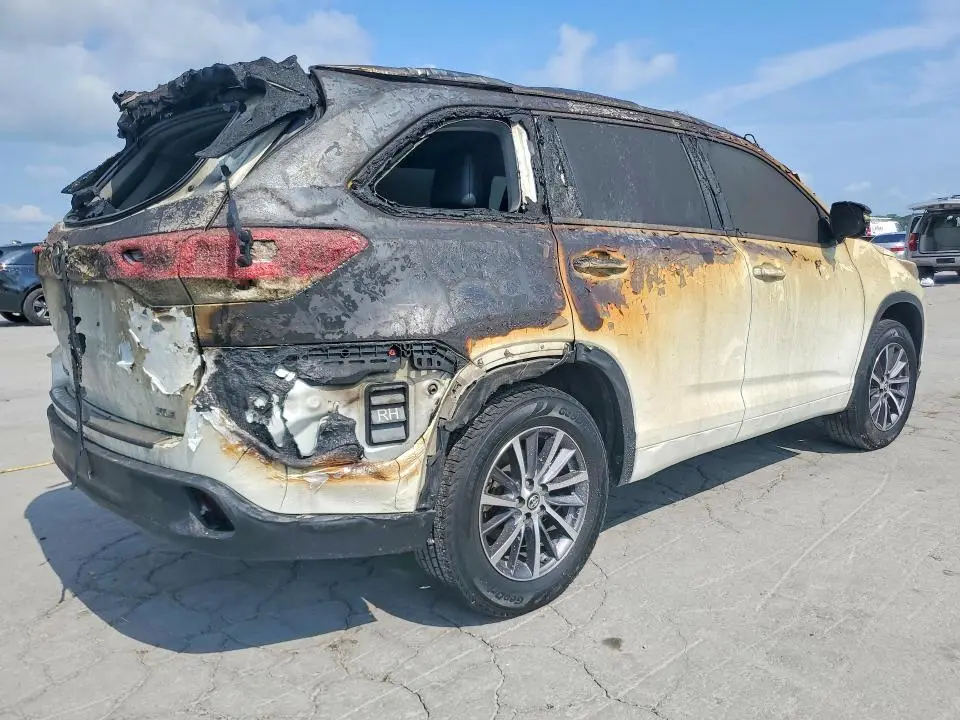 2017 TOYOTA HIGHLANDER XLE  