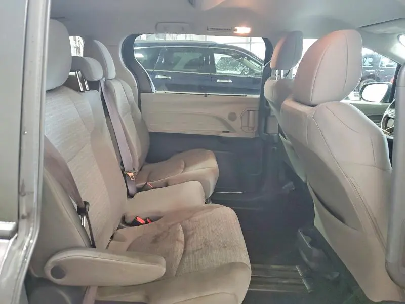2021 TOYOTA SIENNA LE  
