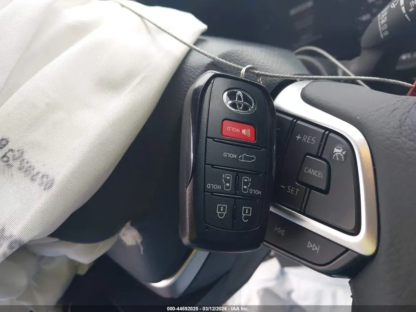 2026 TOYOTA SIENNA XLE