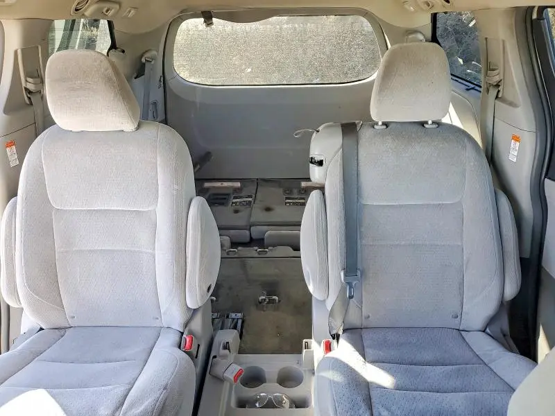 2015 TOYOTA SIENNA LE 8-PASSENGER  