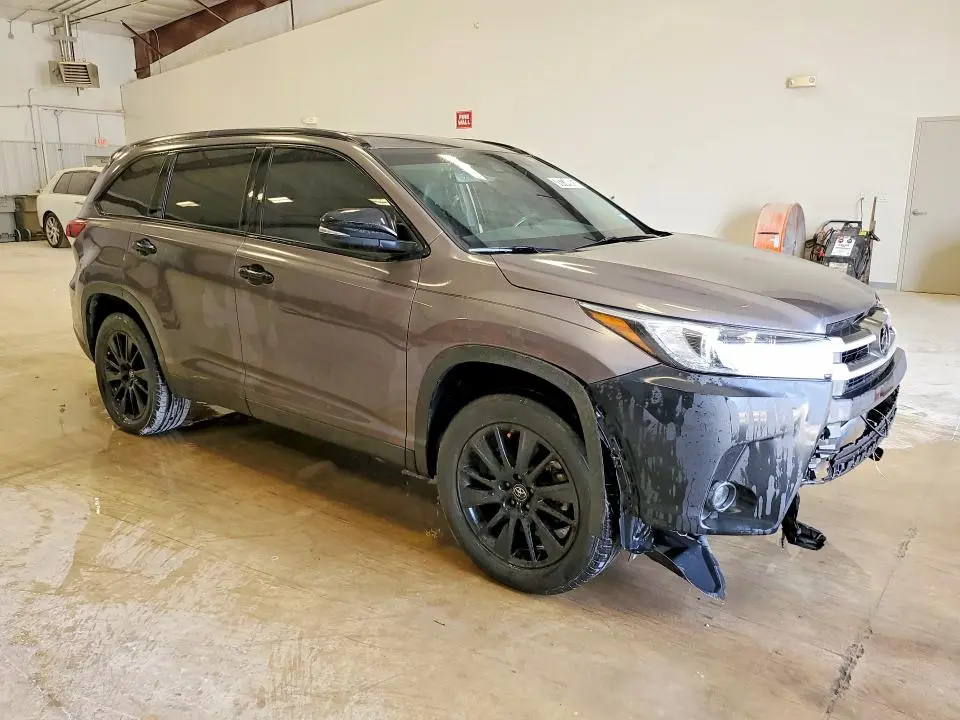 2019 TOYOTA HIGHLANDER SE  