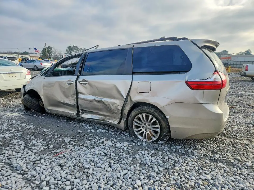 2016 TOYOTA SIENNA XLE  