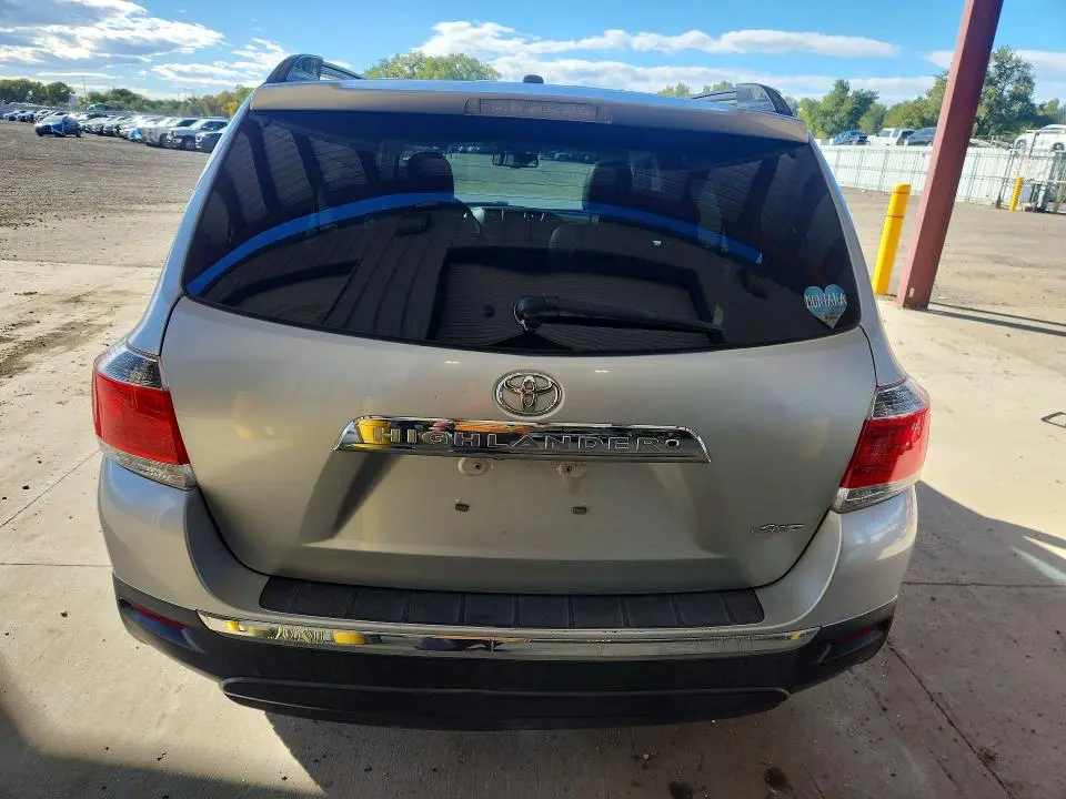 2012 TOYOTA HIGHLANDER SE  