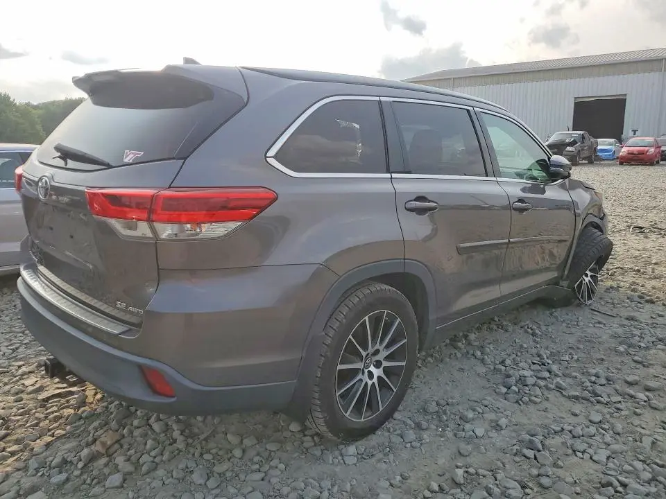 2017 TOYOTA HIGHLANDER SE  