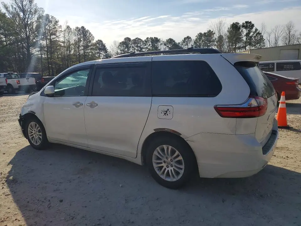 2017 TOYOTA SIENNA XLE  