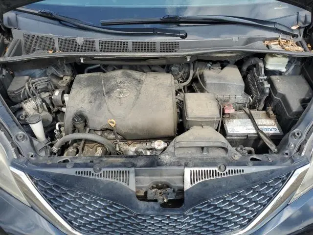 2017 TOYOTA SIENNA SE  