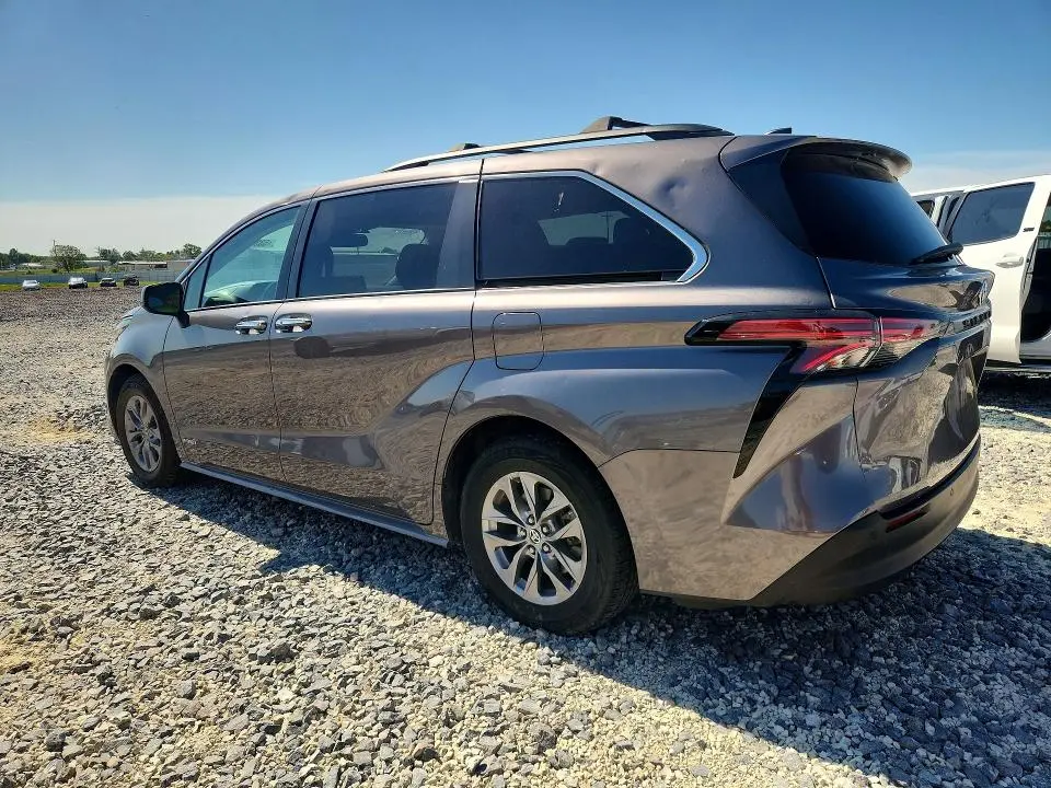 2021 TOYOTA SIENNA XLE  