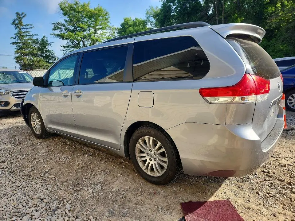 2014 TOYOTA SIENNA XLE 8-PASSENGER  