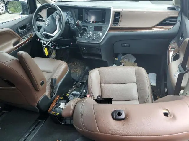 2017 TOYOTA SIENNA XLE  