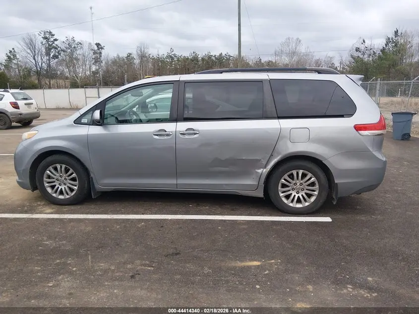 2013 TOYOTA SIENNA XLE V6 8 PASSENGER