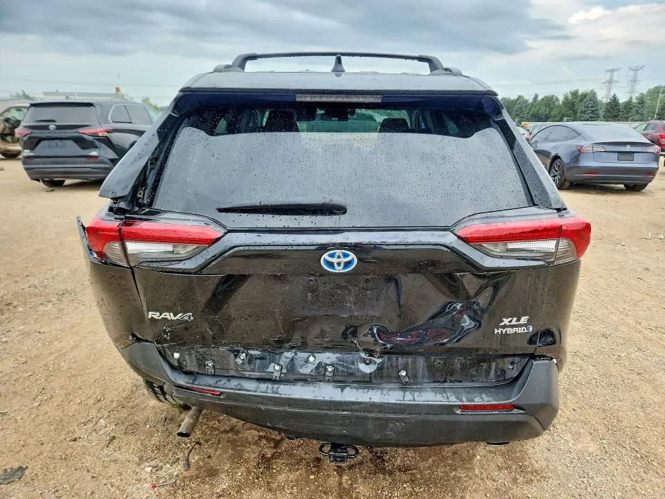 2021 TOYOTA RAV4 XLE  
