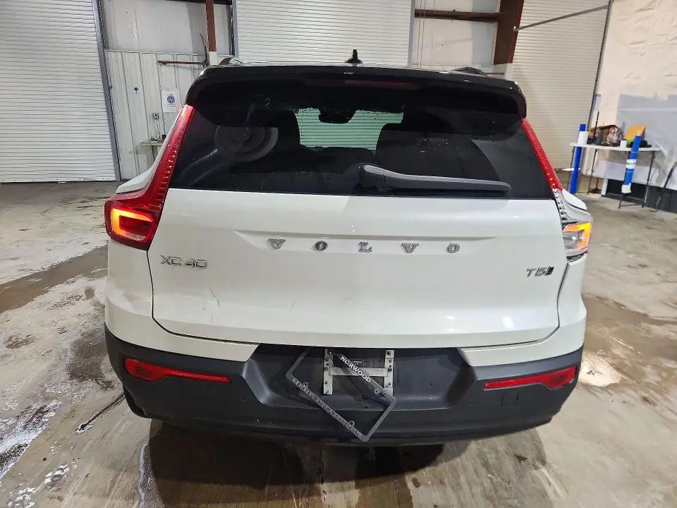 2021 VOLVO XC40 T5 R-DESIGN  