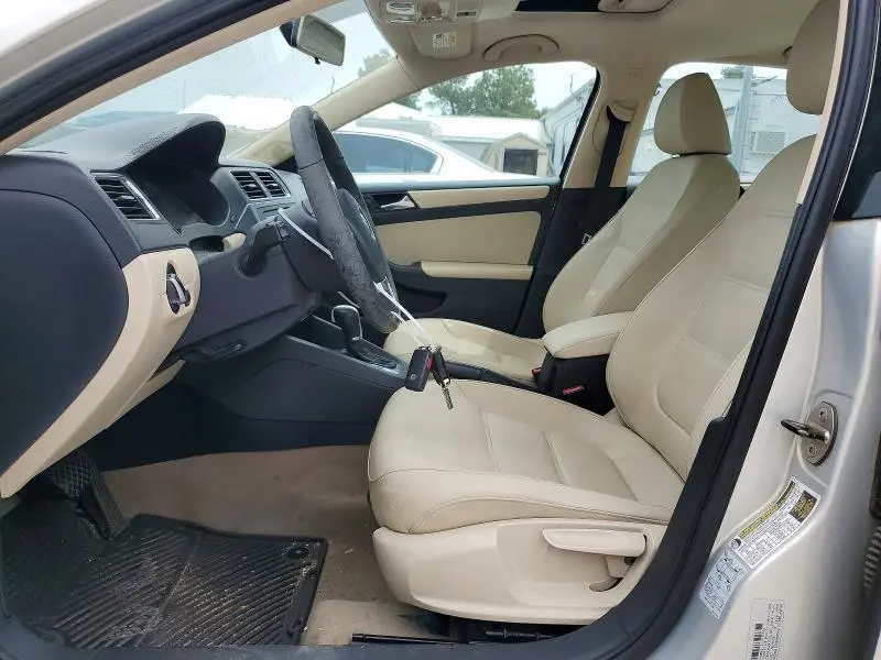 2011 VOLKSWAGEN JETTA SE  