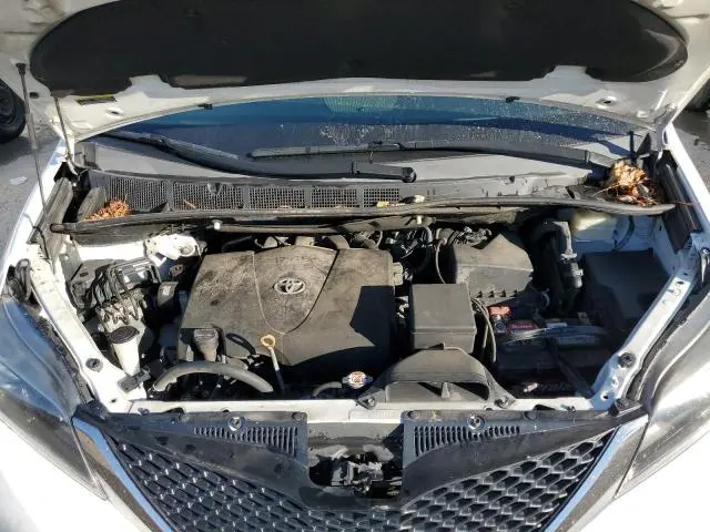 2017 TOYOTA SIENNA SE  