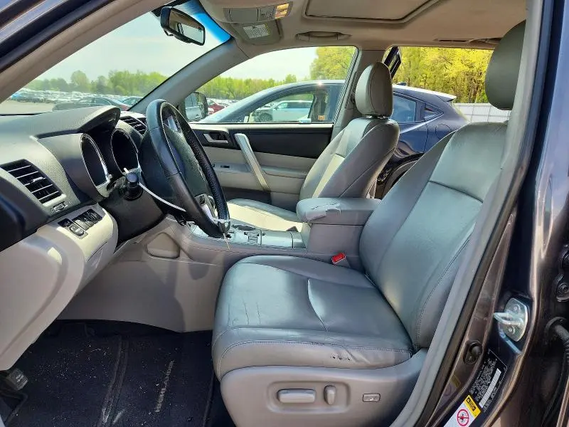 2013 TOYOTA HIGHLANDER SE  