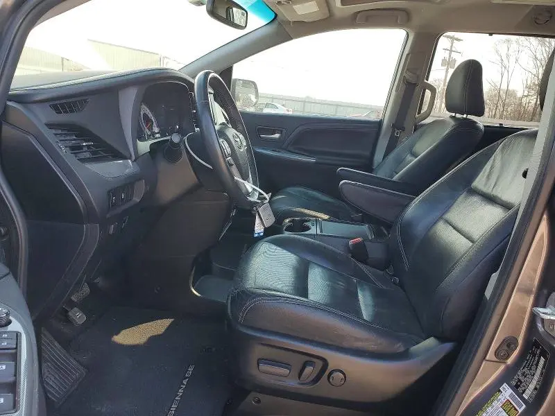 2017 TOYOTA SIENNA SE  