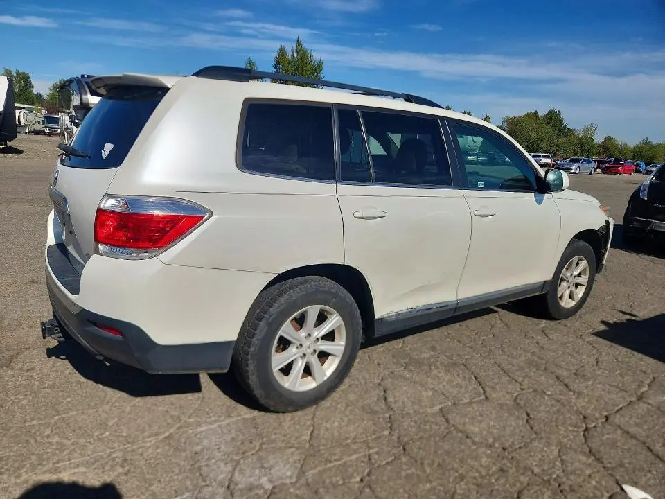 2011 TOYOTA HIGHLANDER SE  