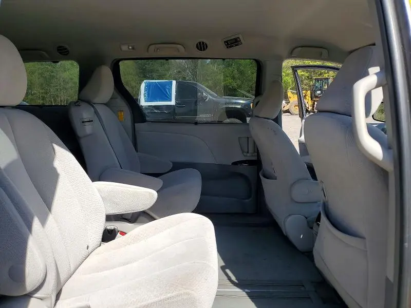 2014 TOYOTA SIENNA LE 8-PASSENGER  