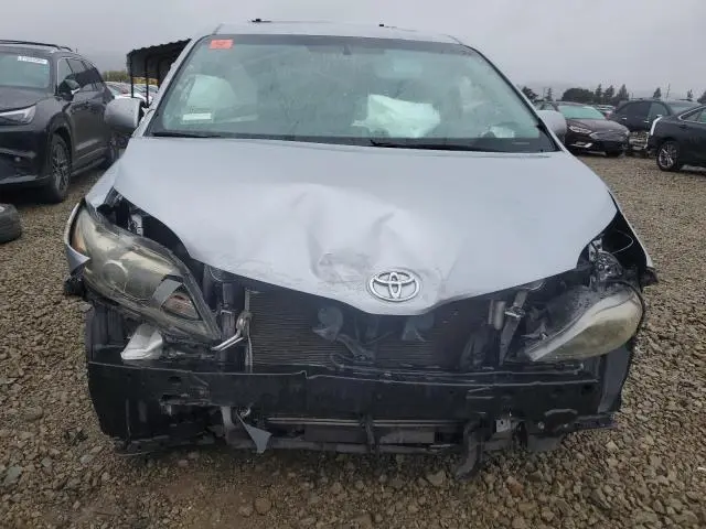 2017 TOYOTA SIENNA SE  