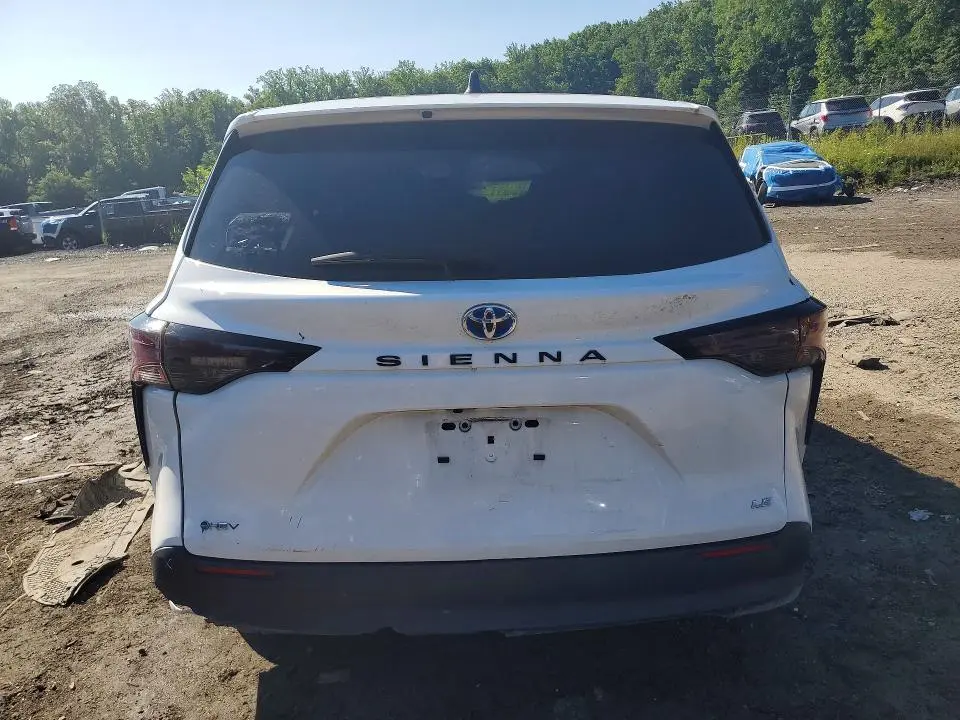 2025 TOYOTA SIENNA LE  