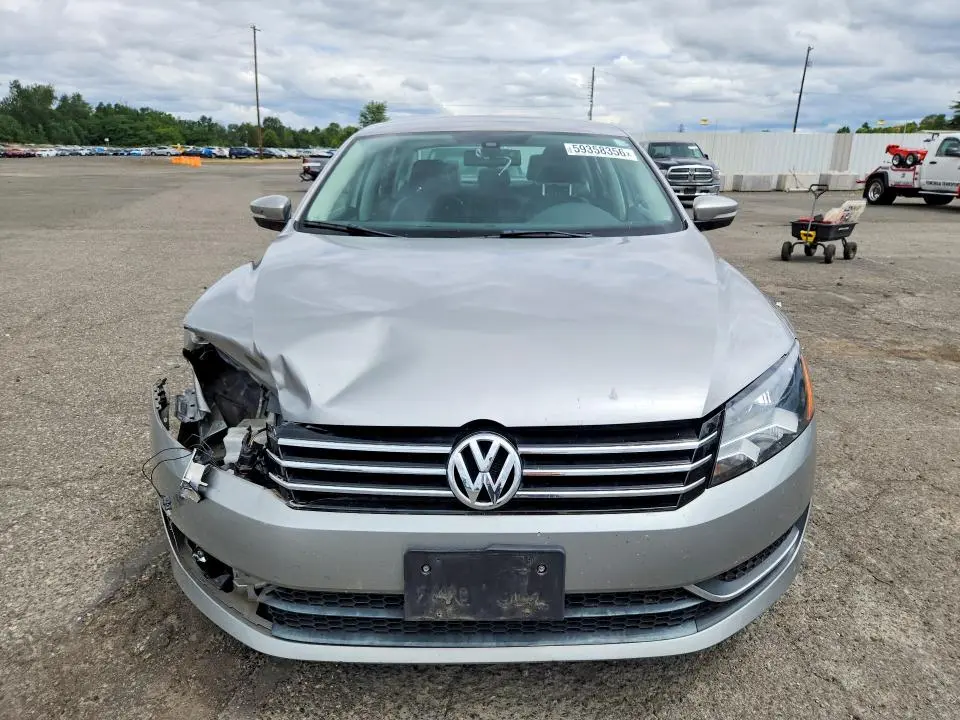2013 VOLKSWAGEN PASSAT SE  