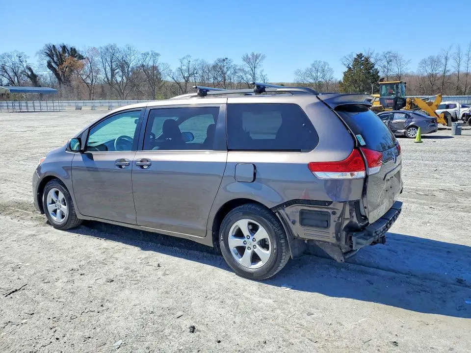 2014 TOYOTA SIENNA LE 8-PASSENGER  