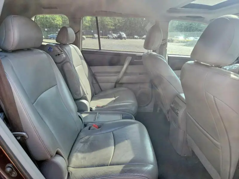 2012 TOYOTA HIGHLANDER SE  