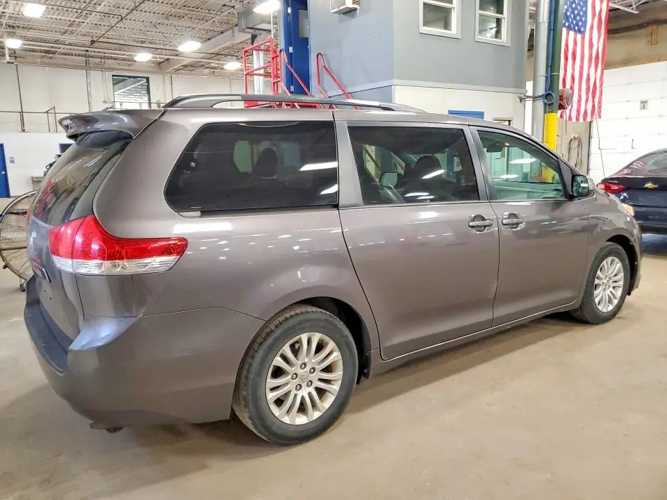2013 TOYOTA SIENNA XLE 8-PASSENGER  