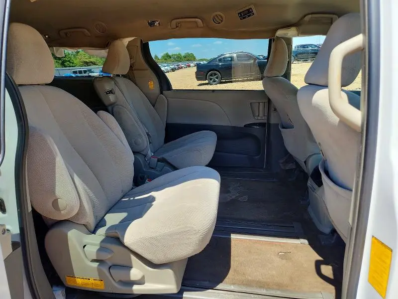 2014 TOYOTA SIENNA LE  