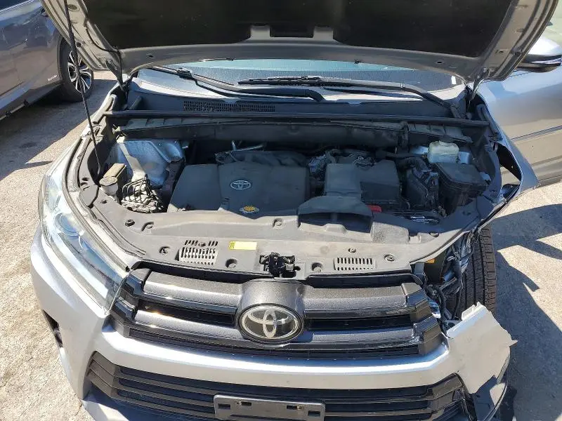 2017 TOYOTA HIGHLANDER SE  