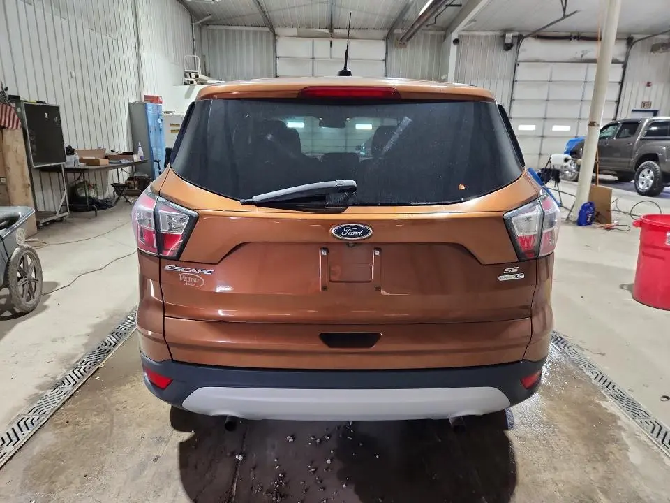 2017 FORD ESCAPE SE  