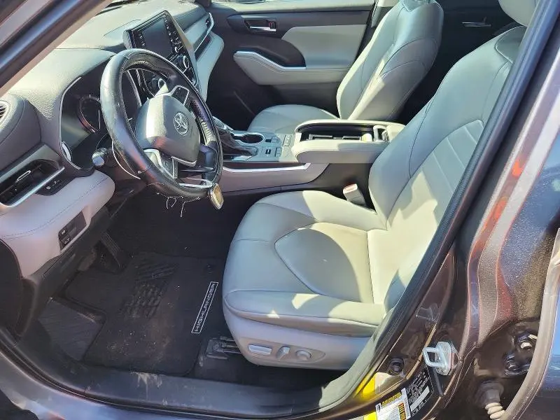 2022 TOYOTA HIGHLANDER XLE  