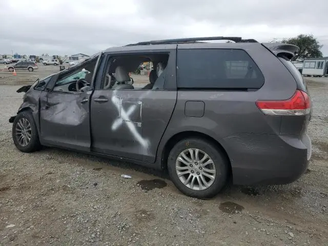 2013 TOYOTA SIENNA XLE  