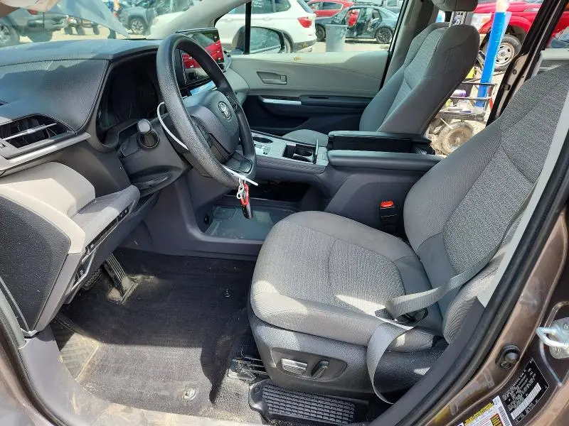 2022 TOYOTA SIENNA LE  